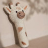 Hochet girafe en tricot-chezlescanailles