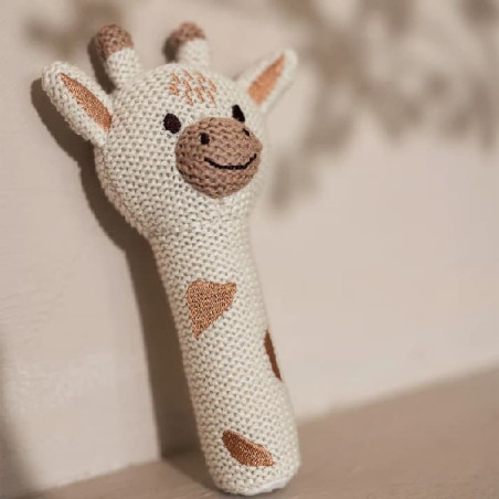 Hochet girafe en tricot-chezlescanailles